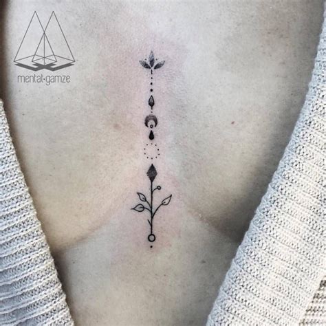 tatuajes para mujeres entre los senos|5 hermosos diseños de tatuajes entre los pechos para。